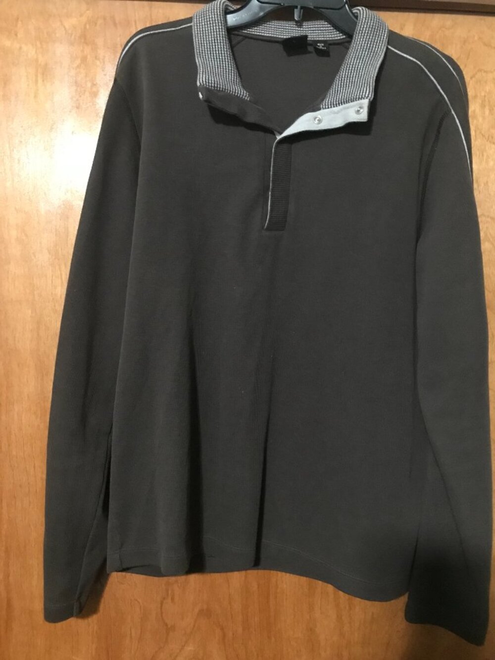 Men's Large Hugo Boss Long Sleeve Brown Polo Shirt 1/4 Snap Closure Sleeve strip
